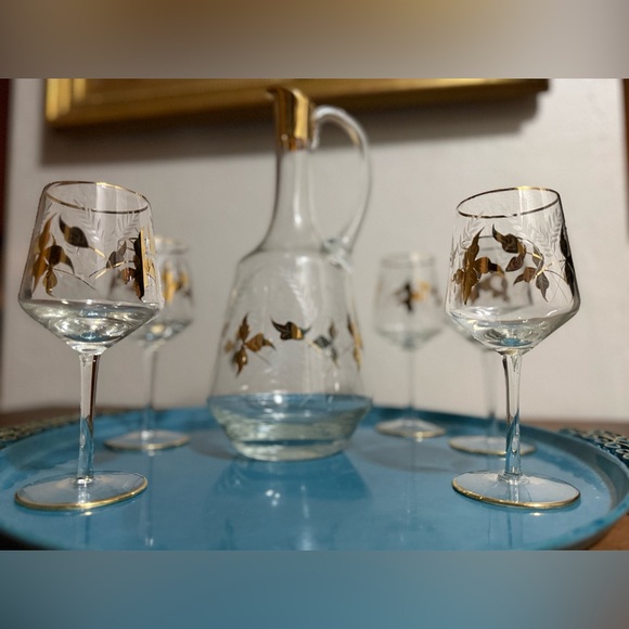 Mid-Century Decanter and Cordial Glass Set | 5 Cordial Glasses and Gold Leaf - Picture 7 of 8